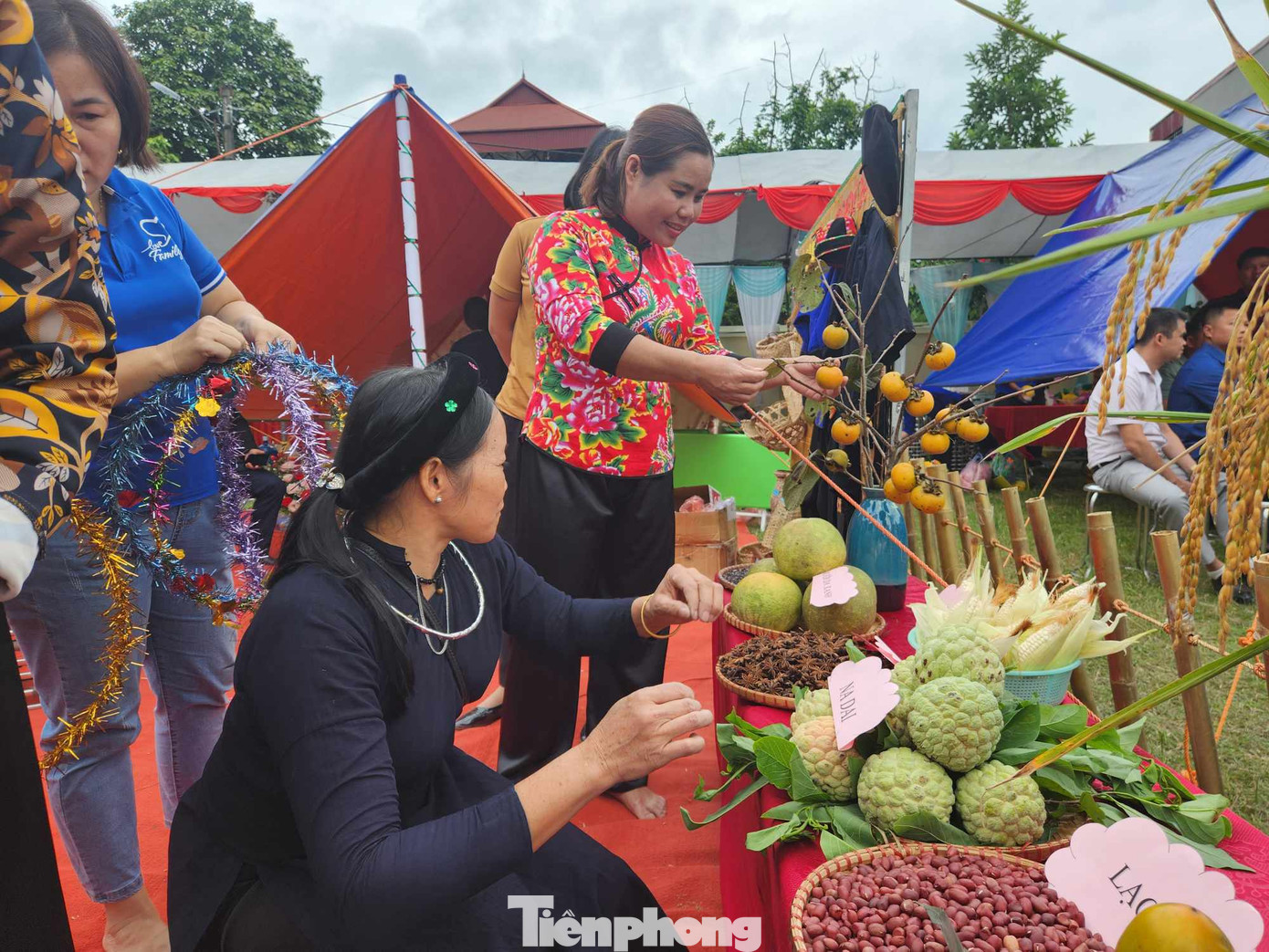 Trưng bày các sản phẩm nông nghiệp ở địa phương. Ảnh: Duy Chiến