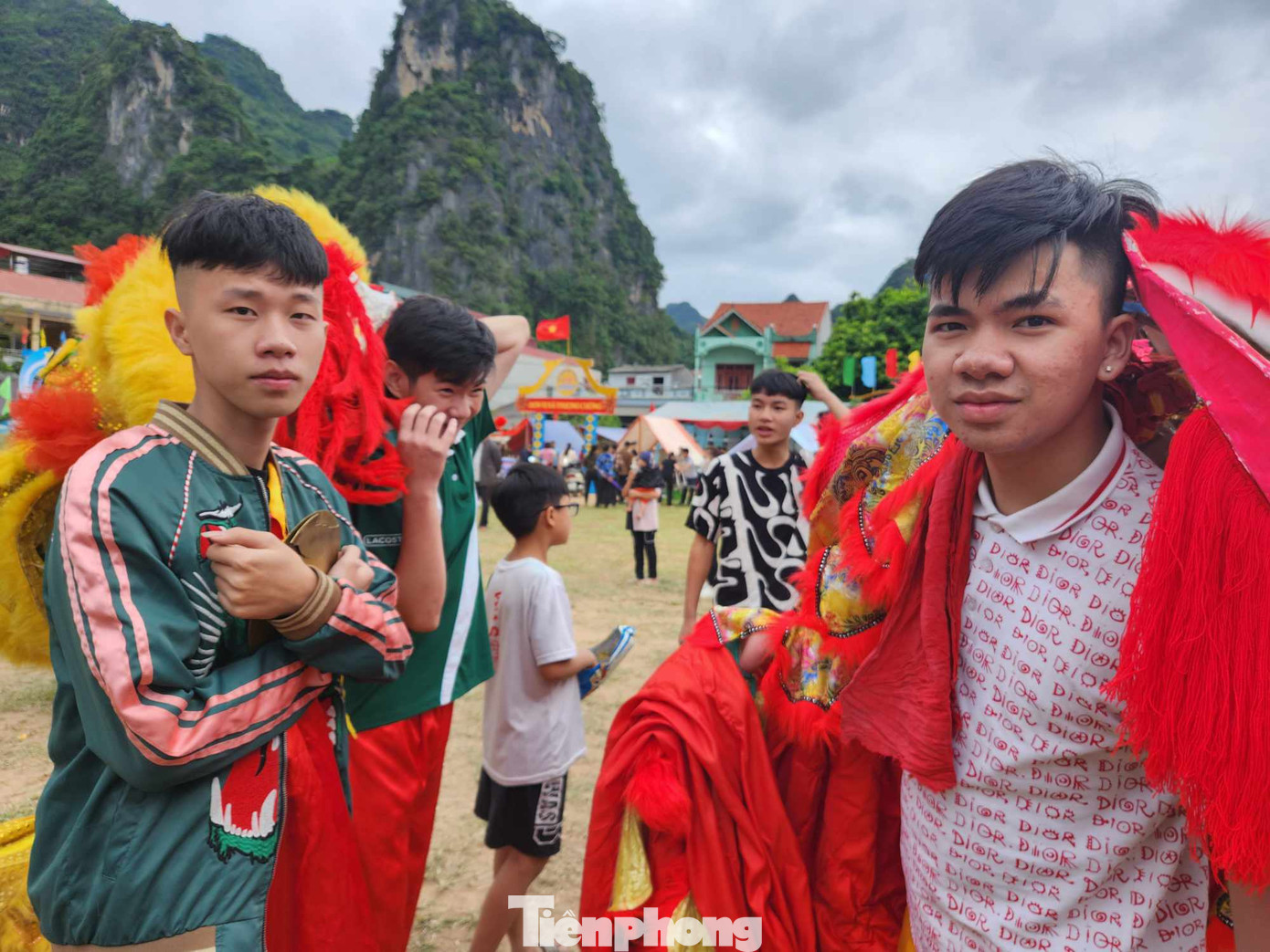 Các bạn trẻ Chi Lăng hào hứng với giao lưu múa sư tử, góp vui cho ngày hội. Ảnh: Duy Chiến