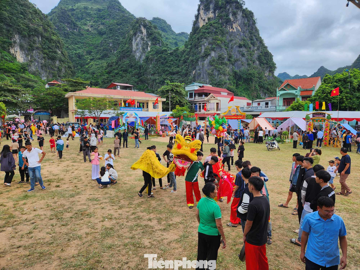 Hội trại như ngày hội, thu hút sự tham gia của hàng ngàn du khách thập phương. Ảnh: Duy Chiến