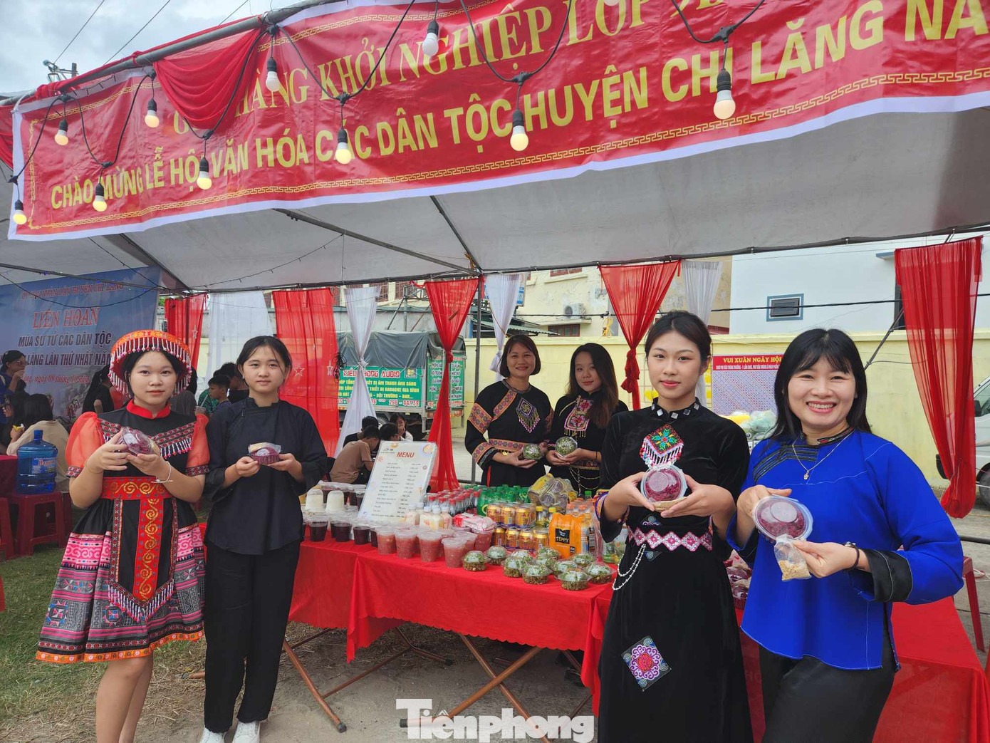 Gian hàng khởi nghiệp của thanh thiếu niên huyện Chi Lăng. Ảnh: Duy Chiến