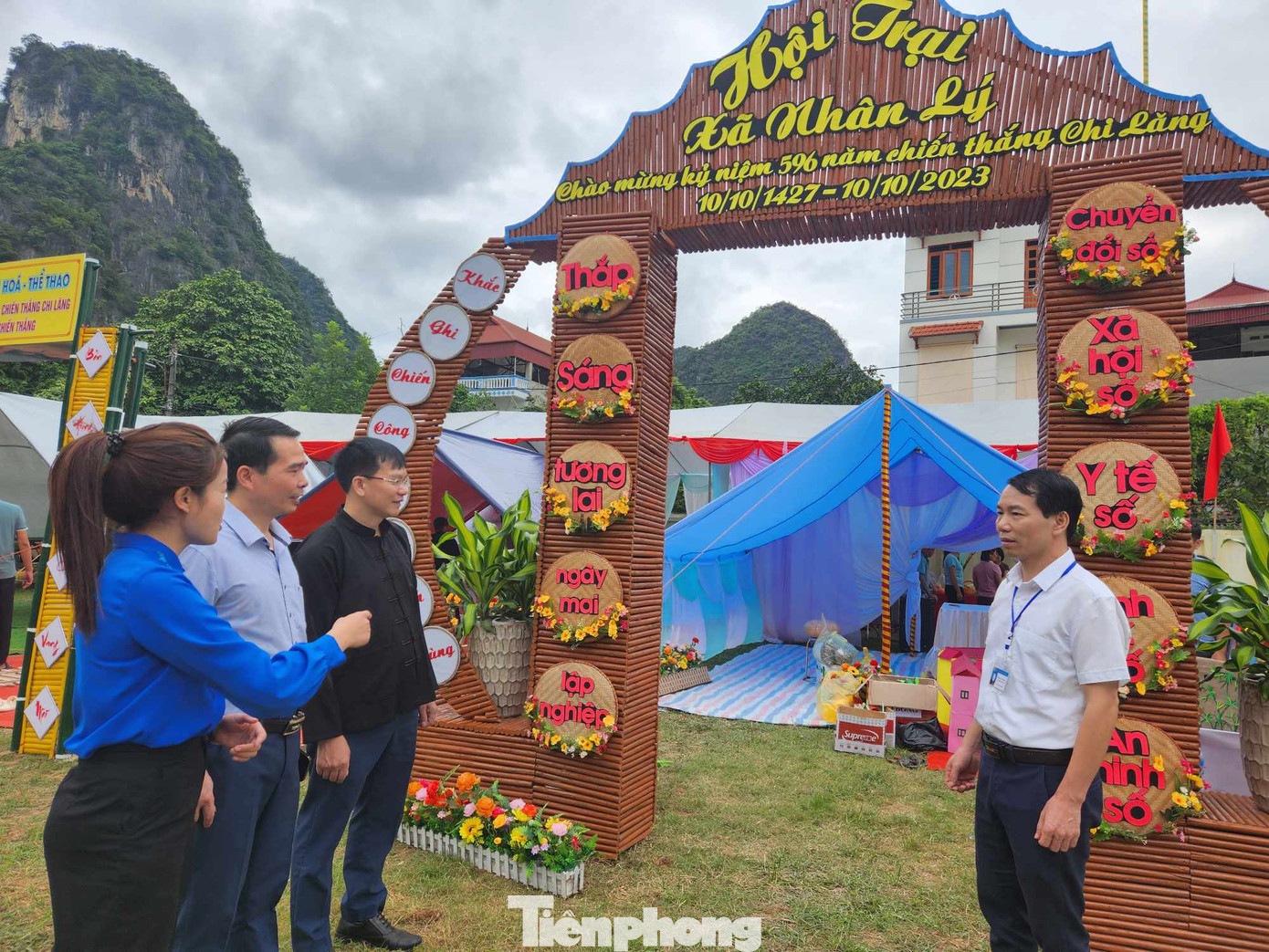 Các đồng chí lãnh đạo huyện tới thăm, động viên các trại thanh niên. Ảnh: Duy Chiến