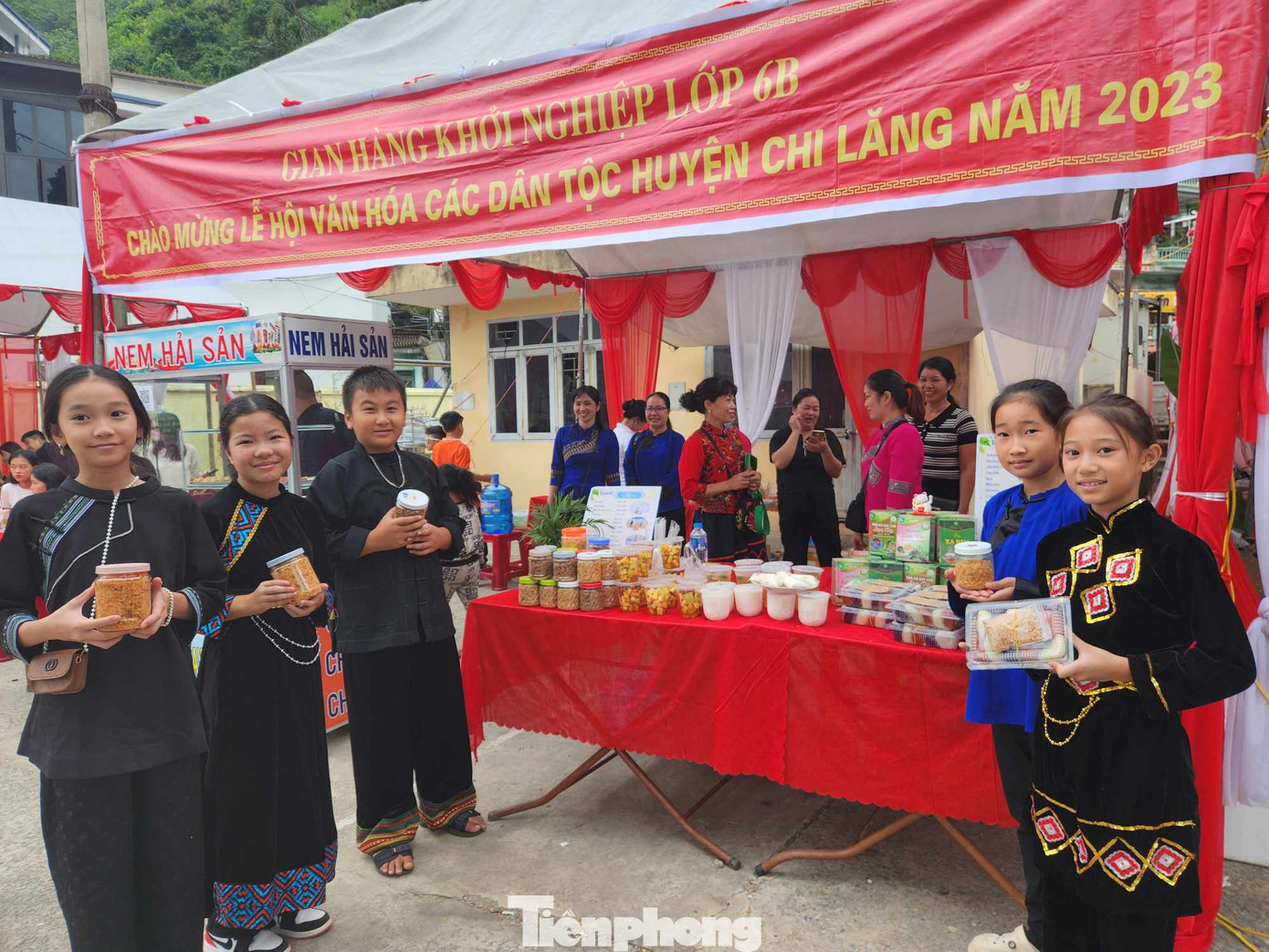 Các em học sinh THCS Chi Lăng giới thiệu sản vật riêng có của địa phương.