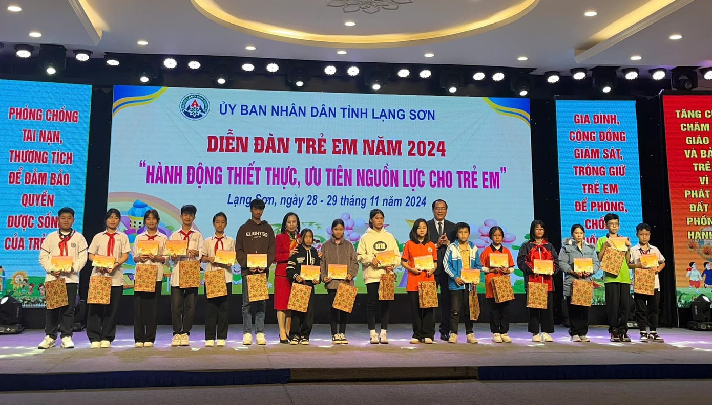 Trao tặng những phần quà ý nghĩa cho các em học sinh tiêu biểu.