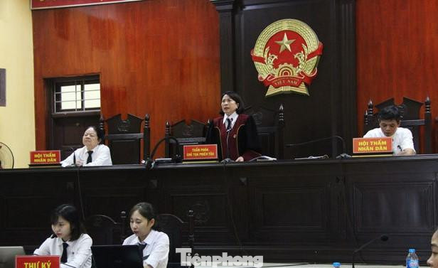 HĐXX tuyên bản án đối với 20 bị cáo trong vụ án -Ảnh: PV HĐXX tuyên bản án đối với 20 bị cáo trong vụ án -Ảnh: PV