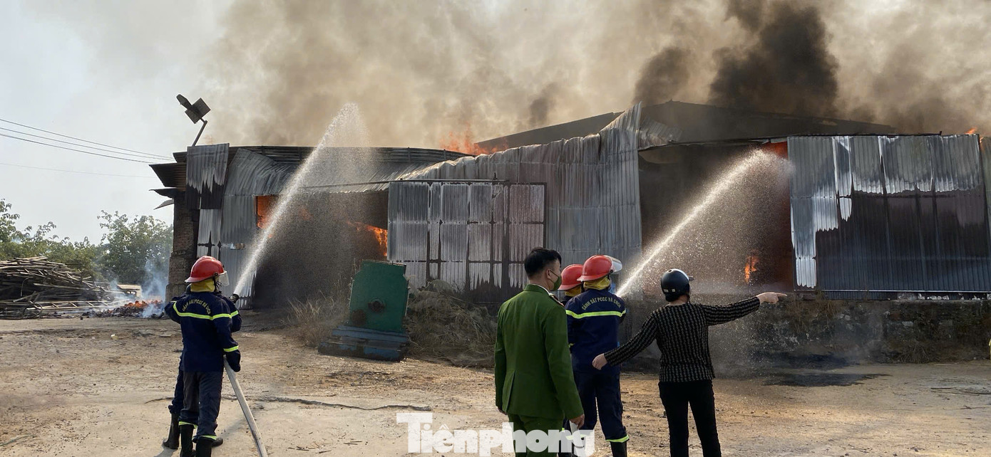 Lực lượng chức năng Lạng Sơn tham gia chữa cháy (ảnh: Duy Chiến)