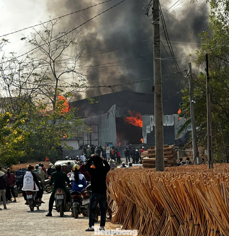 Cháy lớn ở Công ty tư nhân Phú Khánh (ảnh: Duy Chiến)