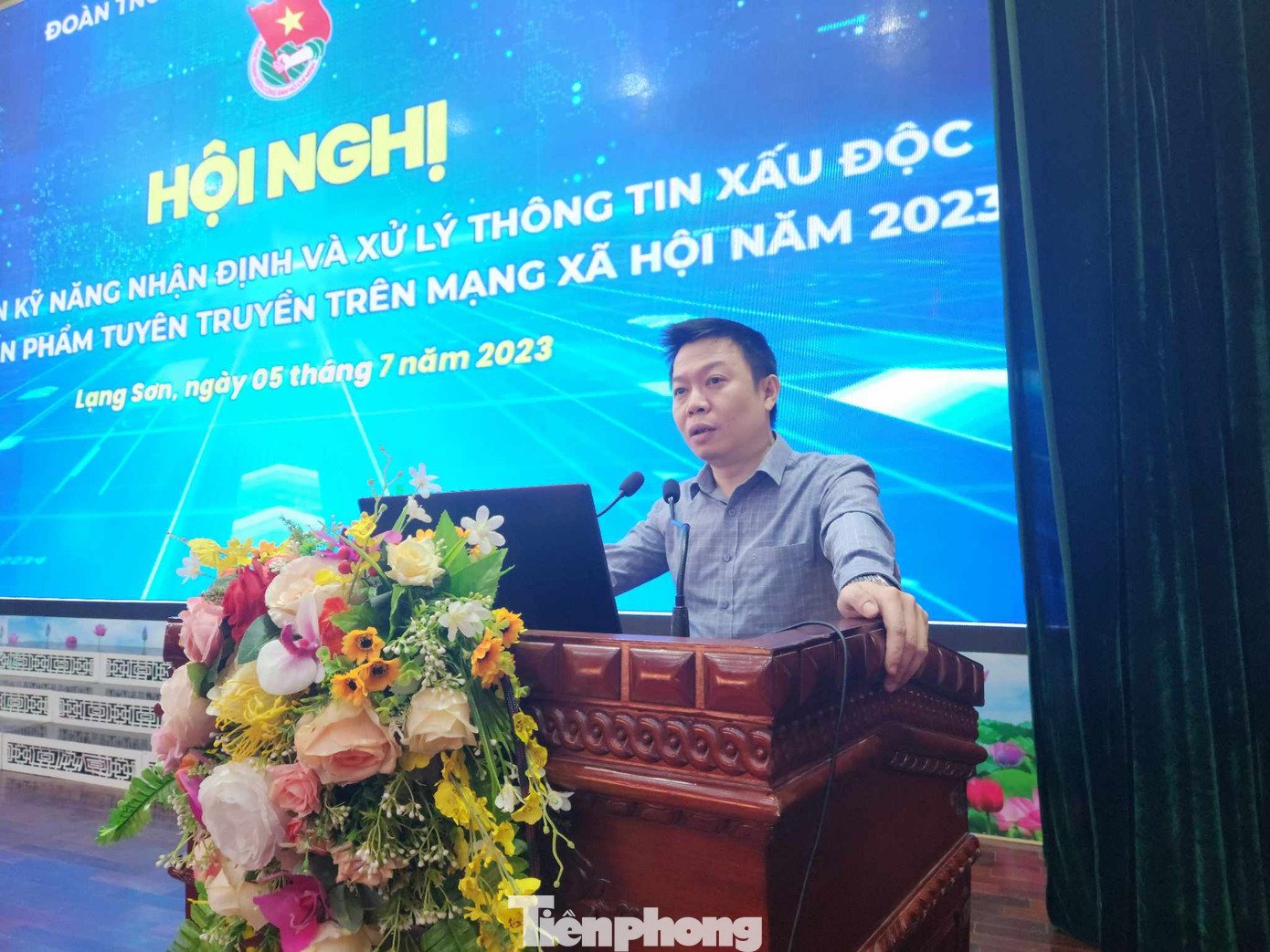 Trung tá Hoàng Trung Hiếu, cán bộ phòng Tham mưu, Lữ đoàn 1, Bộ tư lệnh 86 giảng chuyên đề "Kỹ năng nhận định và xử lý thông tin xấu độc trên mạng xã hội. Ảnh: Duy Chiến