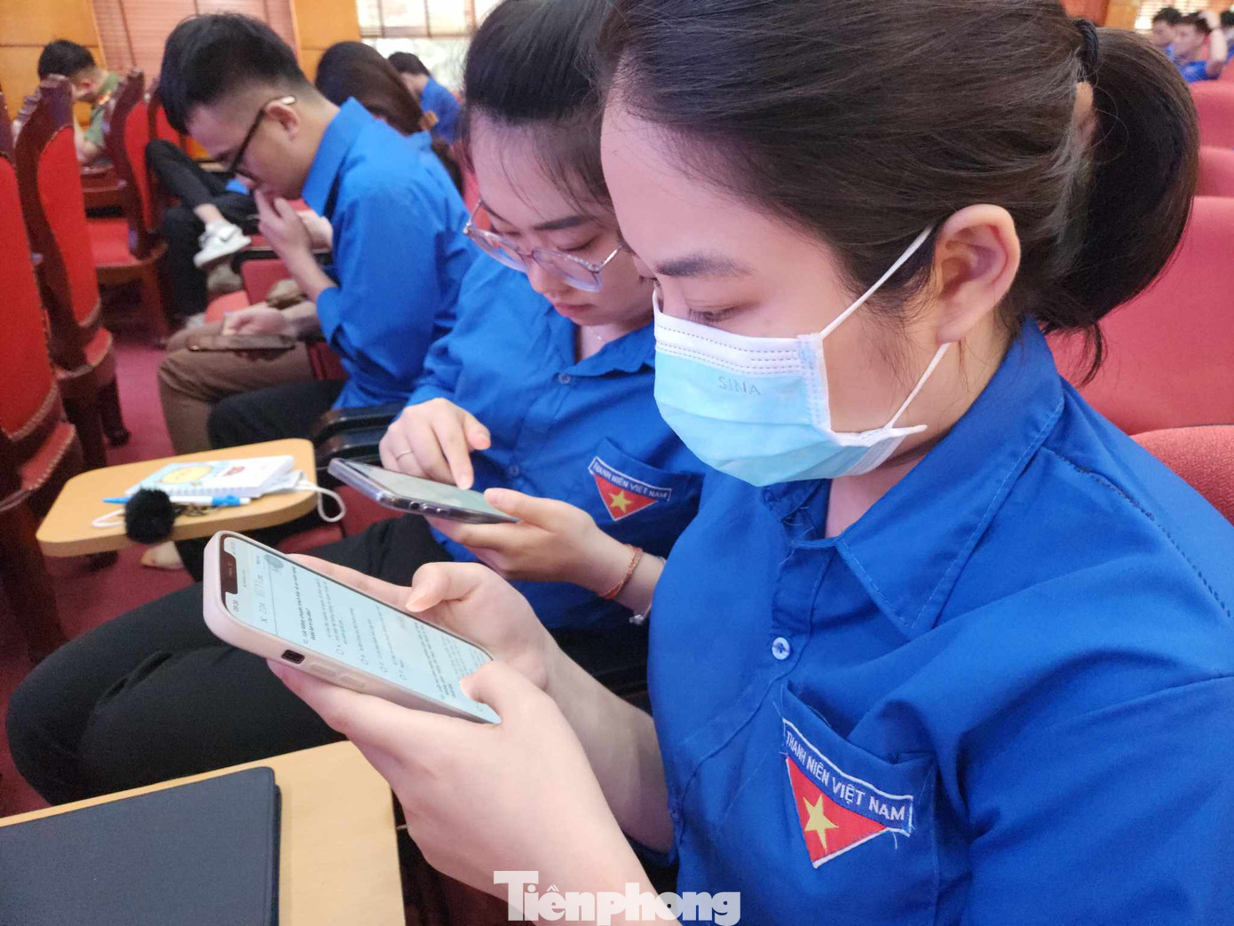 Giới trẻ hào hứng tham gia cuộc thi trắc nghiệm về an ninh mạng, bộ quy tắc ứng xử trên mạng xã hội. Ảnh: Duy Chiến