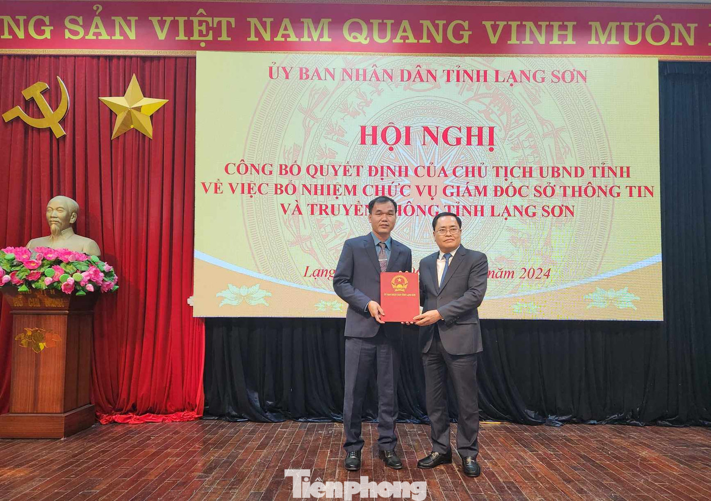 Ông Nguyễn Trọng Hùng (bìa trái) nhận Quyết định bổ nhiệm chức vụ Giám đốc Sở Thông tin- Truyền thông từ lãnh đạo UBND tỉnh Lạng Sơn. Ảnh: Duy Chiến Ông Nguyễn Trọng Hùng (bìa trái) nhận Quyết định bổ nhiệm chức vụ Giám đốc Sở Thông tin- Truyền thông từ lãnh đạo UBND tỉnh Lạng Sơn. Ảnh: Duy Chiến