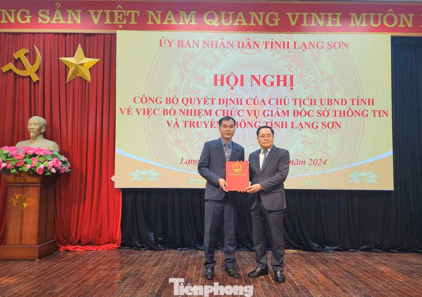 Ông Nguyễn Trọng Hùng (bìa trái) nhận Quyết định bổ nhiệm chức vụ Giám đốc Sở Thông tin- Truyền thông từ lãnh đạo UBND tỉnh Lạng Sơn. Ảnh: Duy Chiến