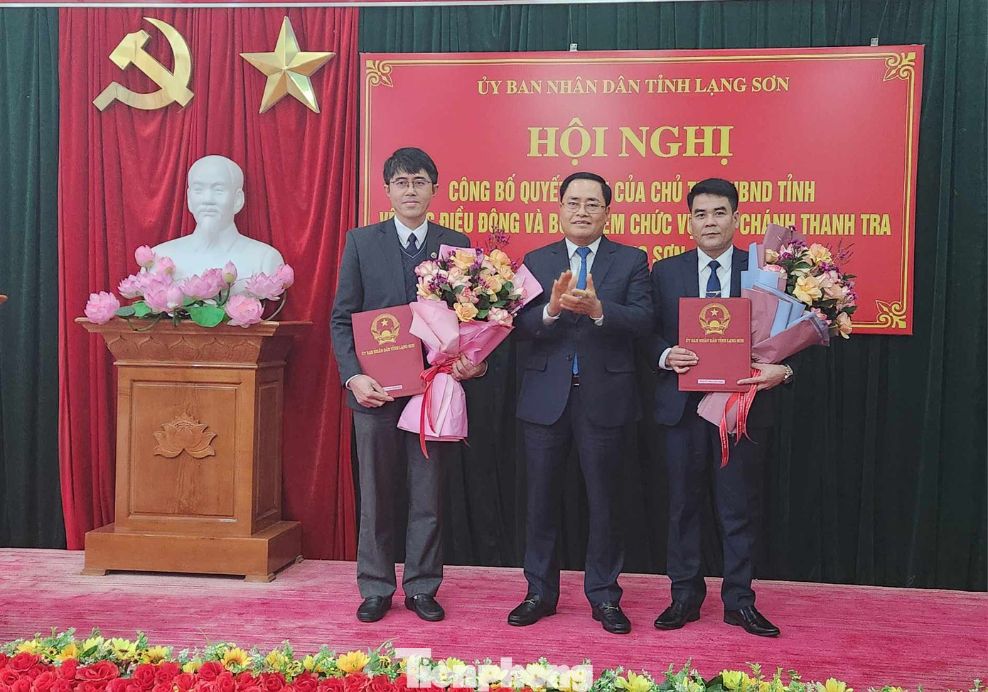 Hai tân Phó Chánh Thanh tra tỉnh Lạng Sơn nhận Quyết định, hoa chúc mừng của lãnh đạo UBND tỉnh Lạng Sơn. Ảnh: Duy Chiến Hai tân Phó Chánh Thanh tra tỉnh Lạng Sơn nhận Quyết định, hoa chúc mừng của lãnh đạo UBND tỉnh Lạng Sơn. Ảnh: Duy Chiến