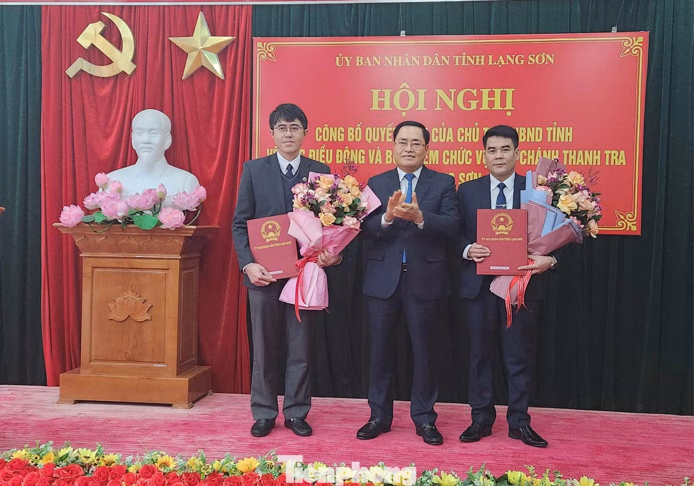 Hai tân Phó Chánh Thanh tra tỉnh Lạng Sơn nhận Quyết định, hoa chúc mừng của lãnh đạo UBND tỉnh Lạng Sơn. Ảnh: Duy Chiến