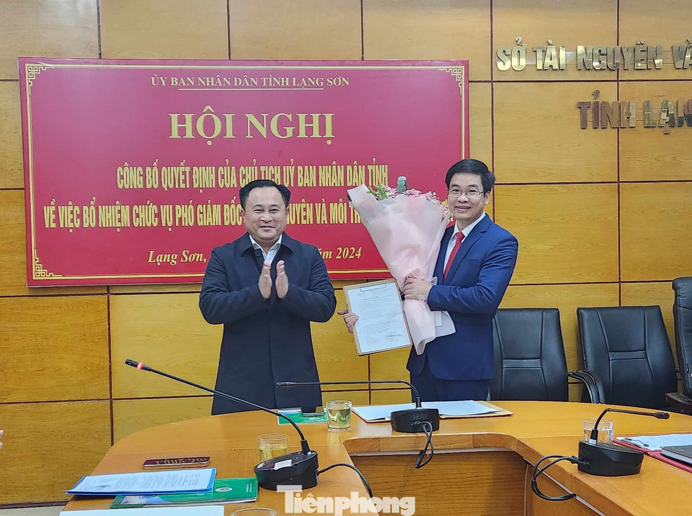 Ông Triệu Đức Minh (bìa phải) nhận Quyết định, hoa từ lãnh đạo UBND tỉnh Lạng Sơn. Ảnh: Duy Chiến Ông Triệu Đức Minh (bìa phải) nhận Quyết định, hoa từ lãnh đạo UBND tỉnh Lạng Sơn. Ảnh: Duy Chiến