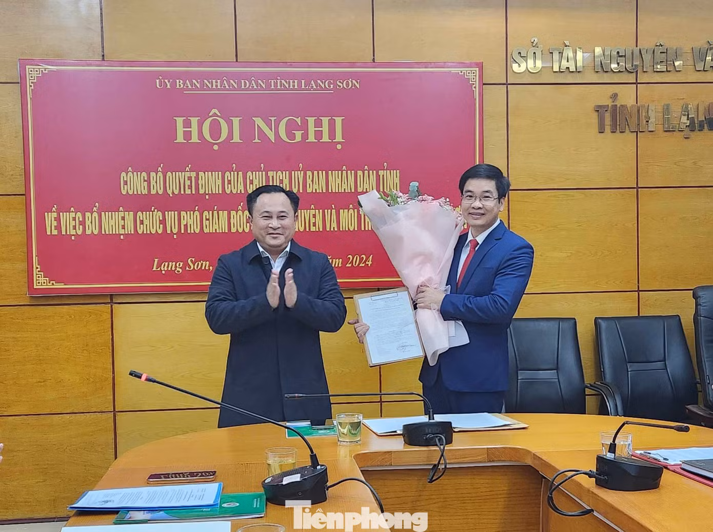 Ông Triệu Đức Minh (bìa phải) nhận Quyết định, hoa từ lãnh đạo UBND tỉnh Lạng Sơn. Ảnh: Duy Chiến