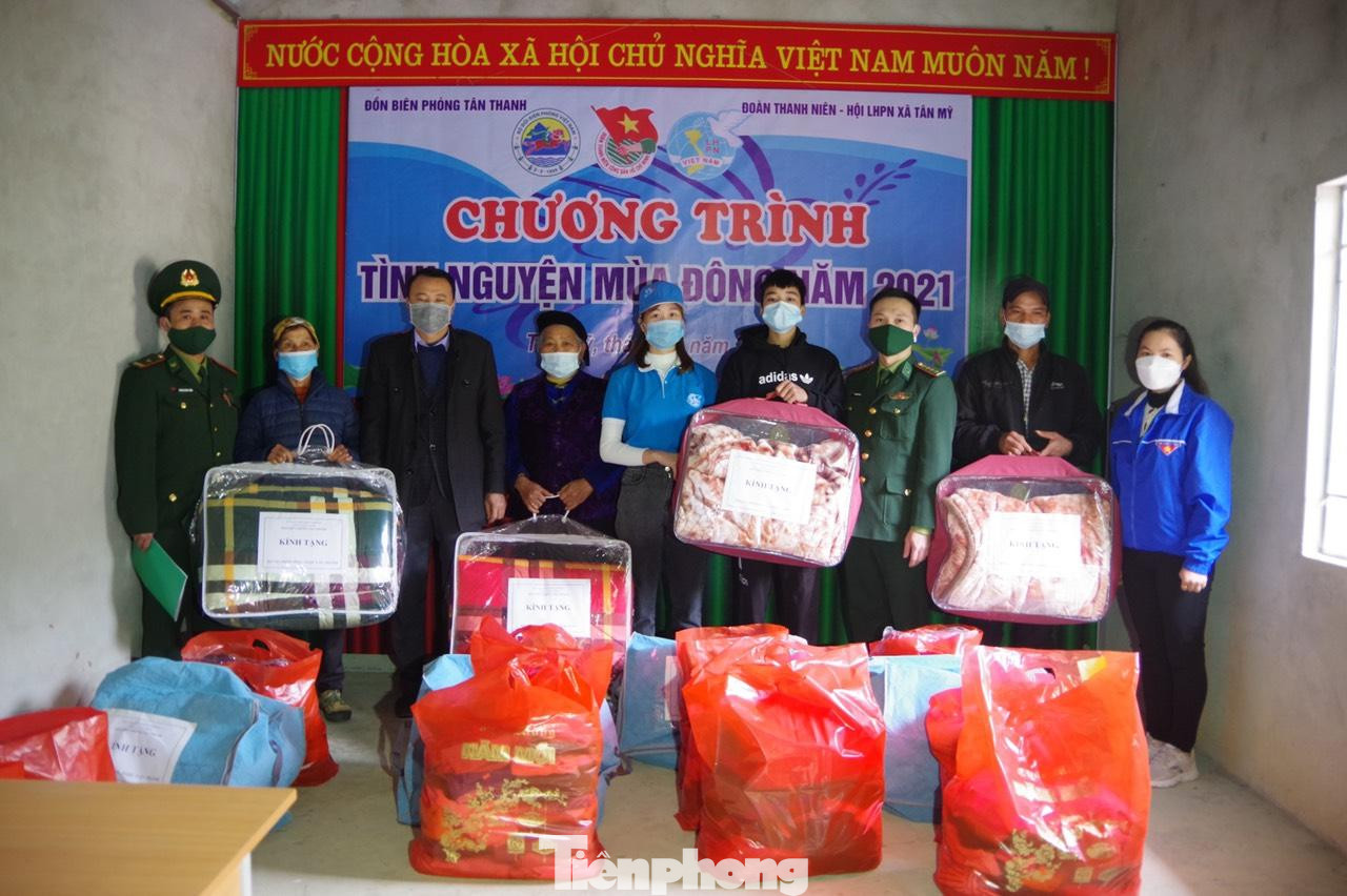Vào dịp cuối năm, đồn Biên phòng Tân Thanh luôn tổ chức các hoạt động an sinh xã hội để đồng bào các dân tộc vùng biên giới có cái tết vui vẻ -Ảnh: Duy Chiến