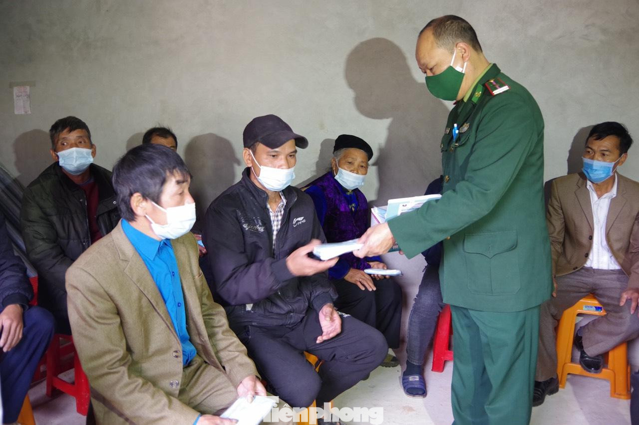 Chiến sỹ Biên phòng tuyên truyền phòng chống dịch COVID-19, tặng khẩu trang cho người dân -Ảnh: Duy Chiến