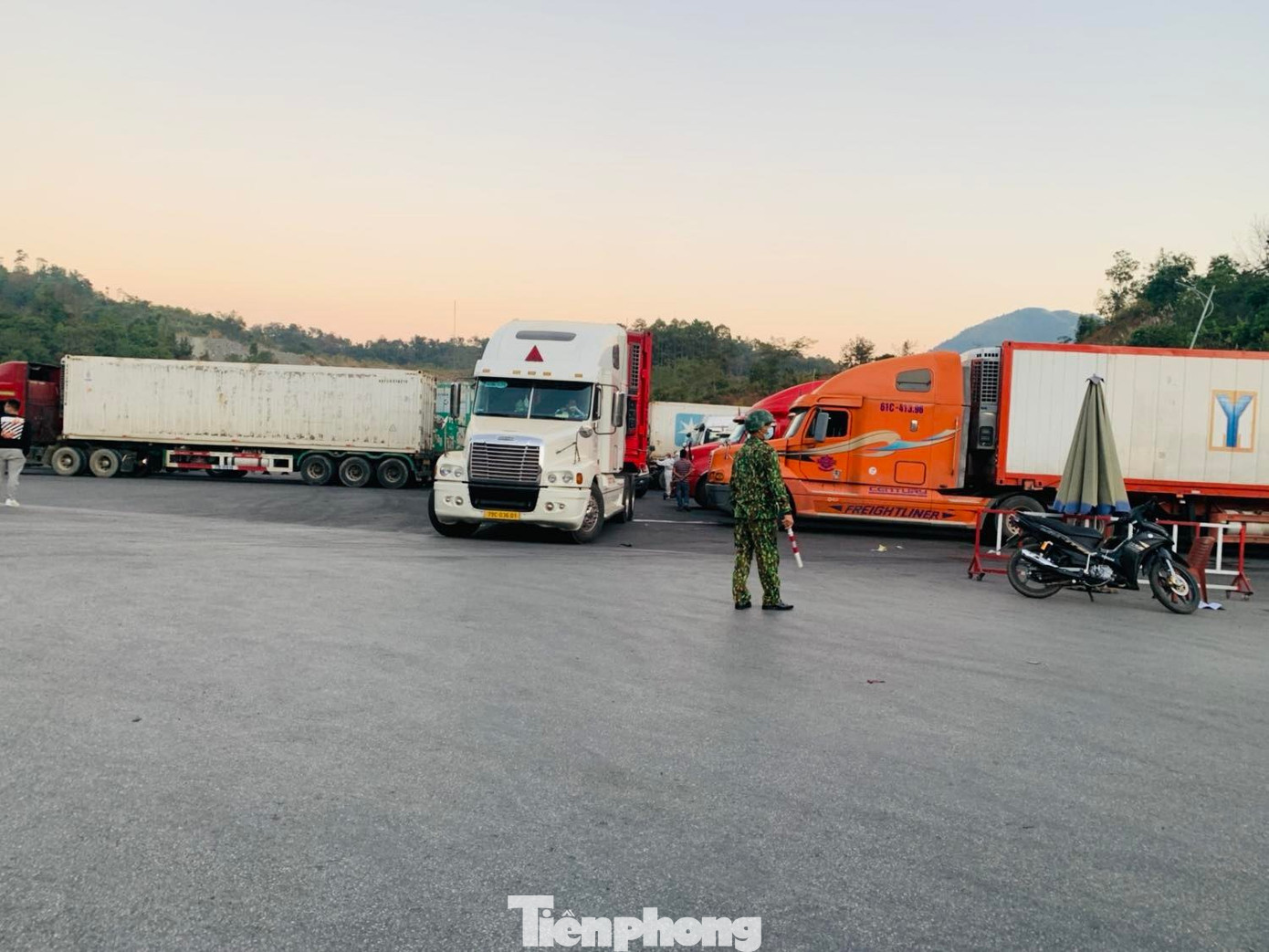 Xe hàng chở nông sản được các lực lượng chức năng điều tiết đỗ đậu chờ thông quan tại cửa khẩu quốc tế Hữu Nghị. Ảnh: Duy Chiến. Xe hàng chở nông sản được các lực lượng chức năng điều tiết đỗ đậu chờ thông quan tại cửa khẩu quốc tế Hữu Nghị. Ảnh: Duy Chiến.