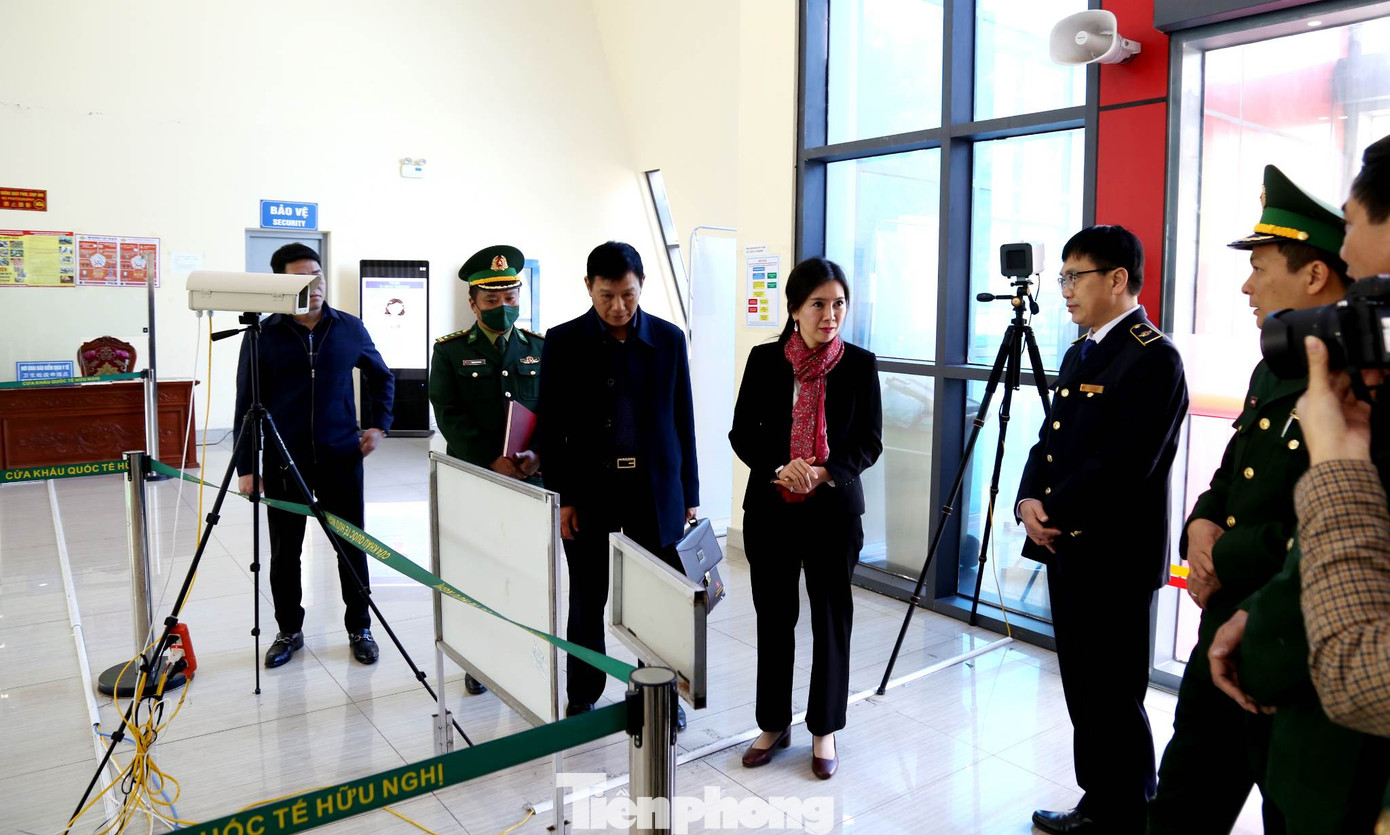 Đoàn công tác của tỉnh Lạng Sơn kiểm tra công tác phòng chống dịch ở cửa khẩu Quốc tế Hữu Nghị (Ảnh: Duy Chiến).