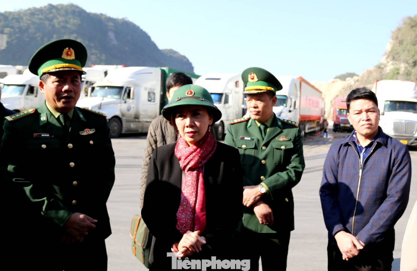 Bà Đoàn Thu Hà, Phó Chủ tịch UBND tỉnh Lạng Sơn (giữa) chỉ đạo khẩn trương có các biện pháp xuất nhập khẩu qua cửa khẩu Tân Thanh (Ảnh: Duy Chiến).
