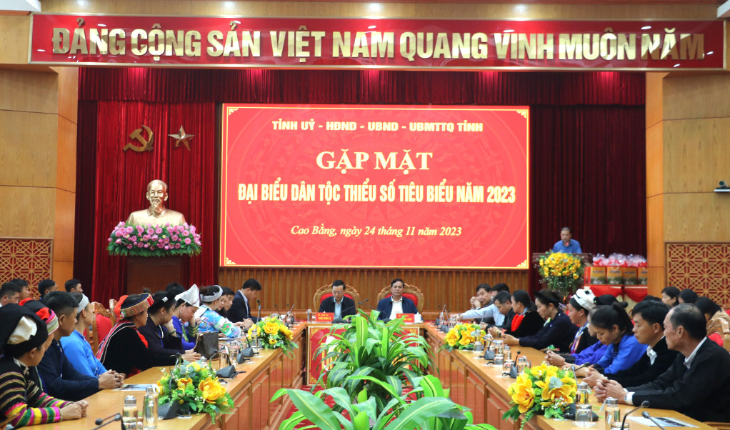 Quang cảnh buổi gặp của lãnh đạo tỉnh Cao Bằng với đoàn đại biểu dân tộc thiểu số. Ảnh: T.M