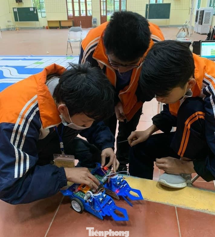 Hứa Xuân Thiệu (ngoài cùng bên trái) cùng nhóm bạn thực hiện mô hình sáng tạo. Ảnh: Duy Chiến Hứa Xuân Thiệu (ngoài cùng bên trái) cùng nhóm bạn thực hiện mô hình sáng tạo. Ảnh: Duy Chiến