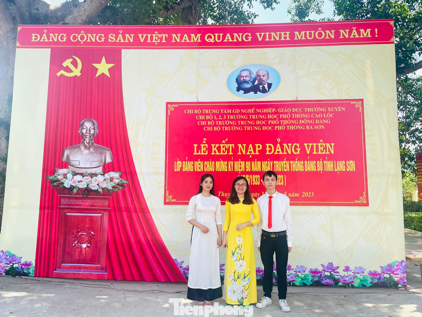 Cô giáo Đặng Tiền Giang, Bí thư Đoàn trường THPT Cao Lộc (giữa) chúc mừng 2 học sinh của nhà trường được kết nạp đảng, tháng 5 năm 2023. Cô giáo Đặng Tiền Giang, Bí thư Đoàn trường THPT Cao Lộc (giữa) chúc mừng 2 học sinh của nhà trường được kết nạp đảng, tháng 5 năm 2023.