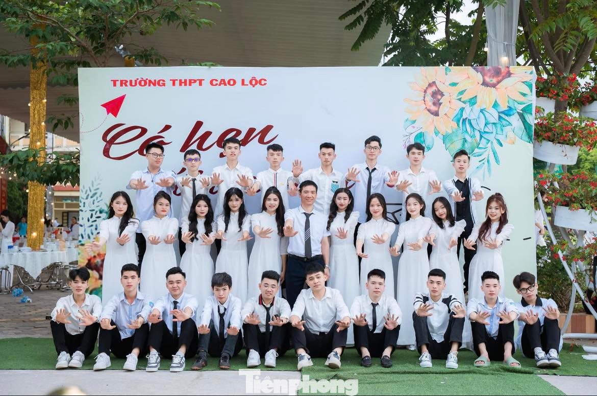 Nam thanh, nữ tú Trường THPT Cao Lộc hân hoan vì kỳ thi tốt nghiệp THPT vừa qua, nhà trường đã có tỉ lệ đỗ 100%, trong đó có Hứa Xuân Thiệu đậu thủ khoa khối A00 của tỉnh Lạng Sơn. Ảnh: Duy Chiến Nam thanh, nữ tú Trường THPT Cao Lộc hân hoan vì kỳ thi tốt nghiệp THPT vừa qua, nhà trường đã có tỉ lệ đỗ 100%, trong đó có Hứa Xuân Thiệu đậu thủ khoa khối A00 của tỉnh Lạng Sơn. Ảnh: Duy Chiến