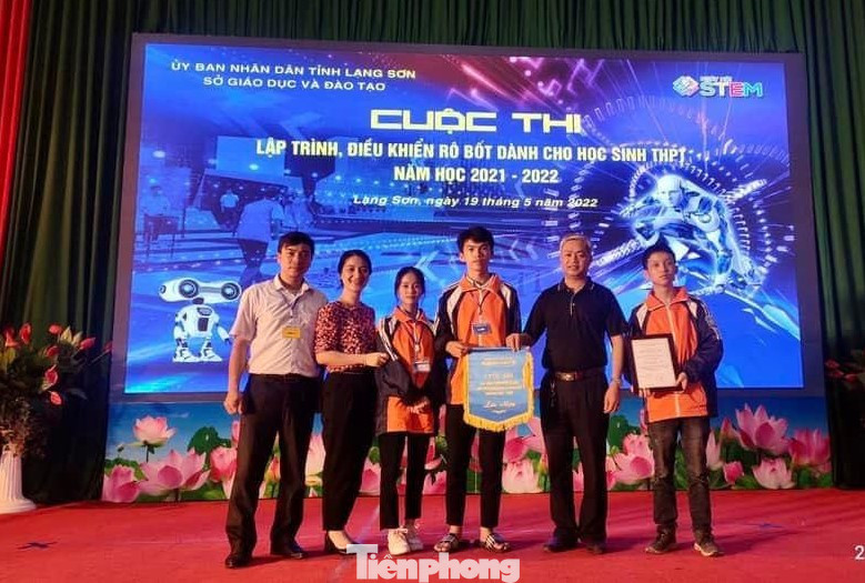 Hứa Xuân Thiệu (giữa) nhận cờ lưu niệm và giải tư cuộc thi lập trình và điều khiển robot năm học 2021-2022. Ảnh: Duy Chiến Hứa Xuân Thiệu (giữa) nhận cờ lưu niệm và giải tư cuộc thi lập trình và điều khiển robot năm học 2021-2022. Ảnh: Duy Chiến