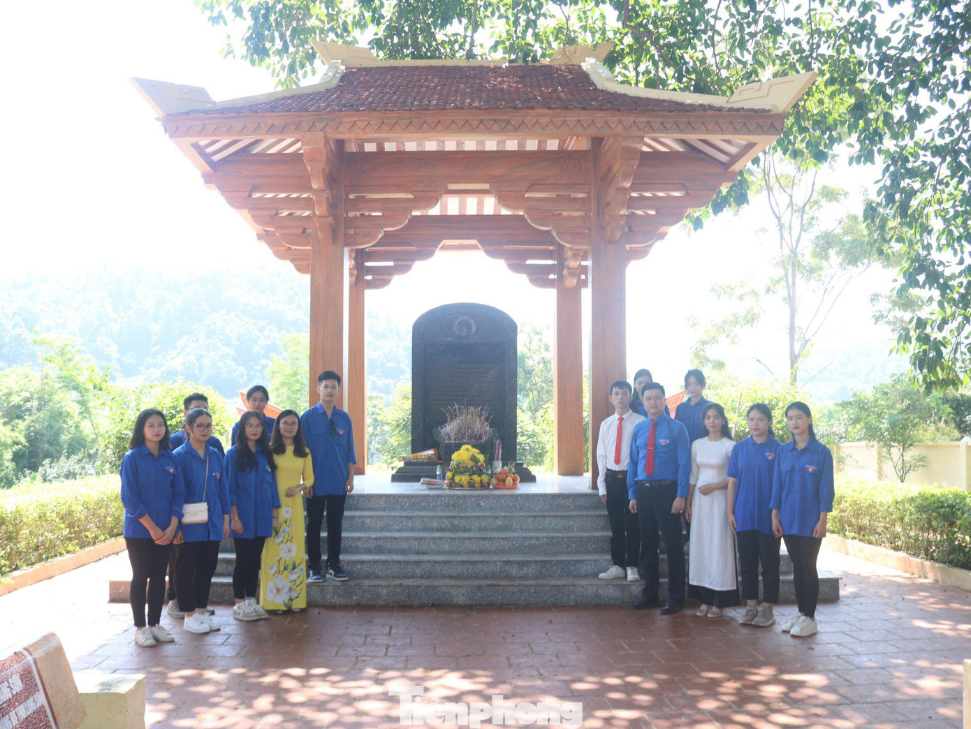 Vinh dự, tự hào lớp trẻ Cao Lộc được kết nạp vào Đảng nhân kỷ niệm 90 năm ngày truyền thống Đảng bộ tỉnh Lạng Sơn. Ảnh: Duy Chiến Vinh dự, tự hào lớp trẻ Cao Lộc được kết nạp vào Đảng nhân kỷ niệm 90 năm ngày truyền thống Đảng bộ tỉnh Lạng Sơn. Ảnh: Duy Chiến