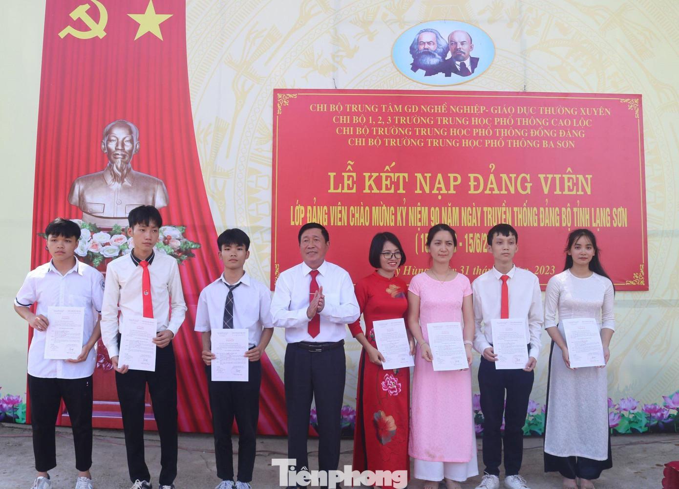 Lãnh đạo Huyện ủy Cao Lộc (giữa) trao quyết định kết nạp đảng viên mới. Ảnh: Duy Chiến Lãnh đạo Huyện ủy Cao Lộc (giữa) trao quyết định kết nạp đảng viên mới. Ảnh: Duy Chiến