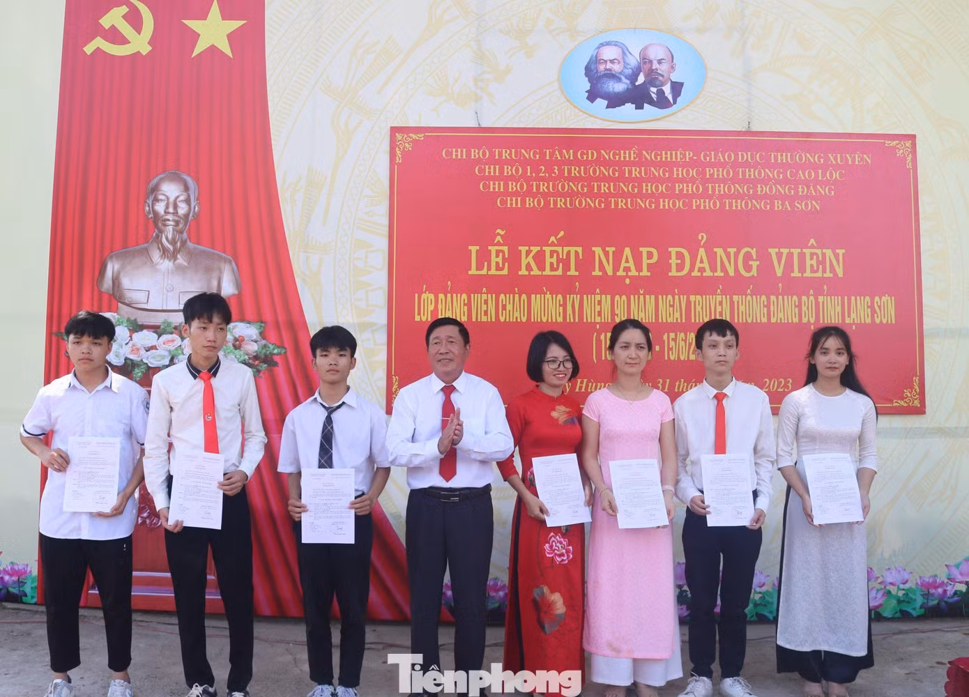 Lãnh đạo Huyện ủy Cao Lộc (giữa) trao quyết định kết nạp đảng viên mới. Ảnh: Duy Chiến