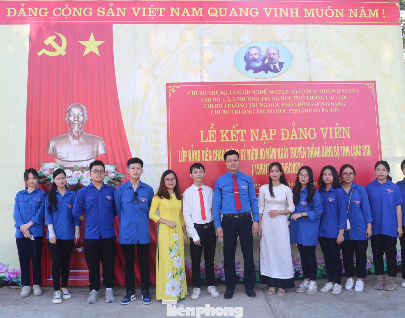 Anh Nguyễn Trọng Khánh - Bí thư Huyện đoàn Cao Lộc (giữa) chúc mừng Hứa Xuân Thiệu (thứ 6 từ trái sang) được đứng trong hàng ngũ của Đảng. Ảnh: Duy Chiến Anh Nguyễn Trọng Khánh - Bí thư Huyện đoàn Cao Lộc (giữa) chúc mừng Hứa Xuân Thiệu (thứ 6 từ trái sang) được đứng trong hàng ngũ của Đảng. Ảnh: Duy Chiến