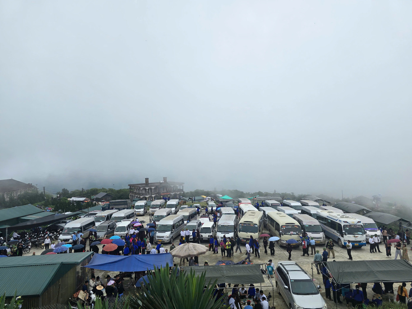 Hàng trăm phương tiện ô tô, xe máy ken nhau dừng đỗ ở Mẫu Sơn dẫn đến nhiều thời điểm ùn tắc cục bộ. Ảnh: Hoàng Luyến.