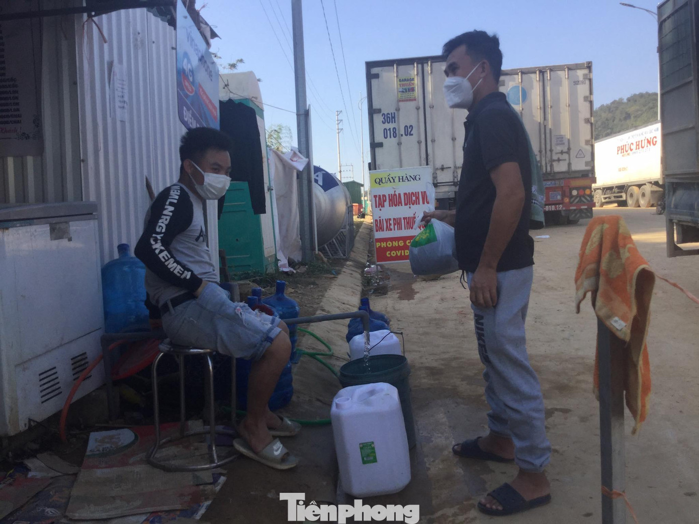 Mỗi xô nước có giá 20 ngàn đồng được bán ở khu Phi thuế quan cửa khẩu Tân Thanh - Ảnh: Duy Chiến Mỗi xô nước có giá 20 ngàn đồng được bán ở khu Phi thuế quan cửa khẩu Tân Thanh - Ảnh: Duy Chiến