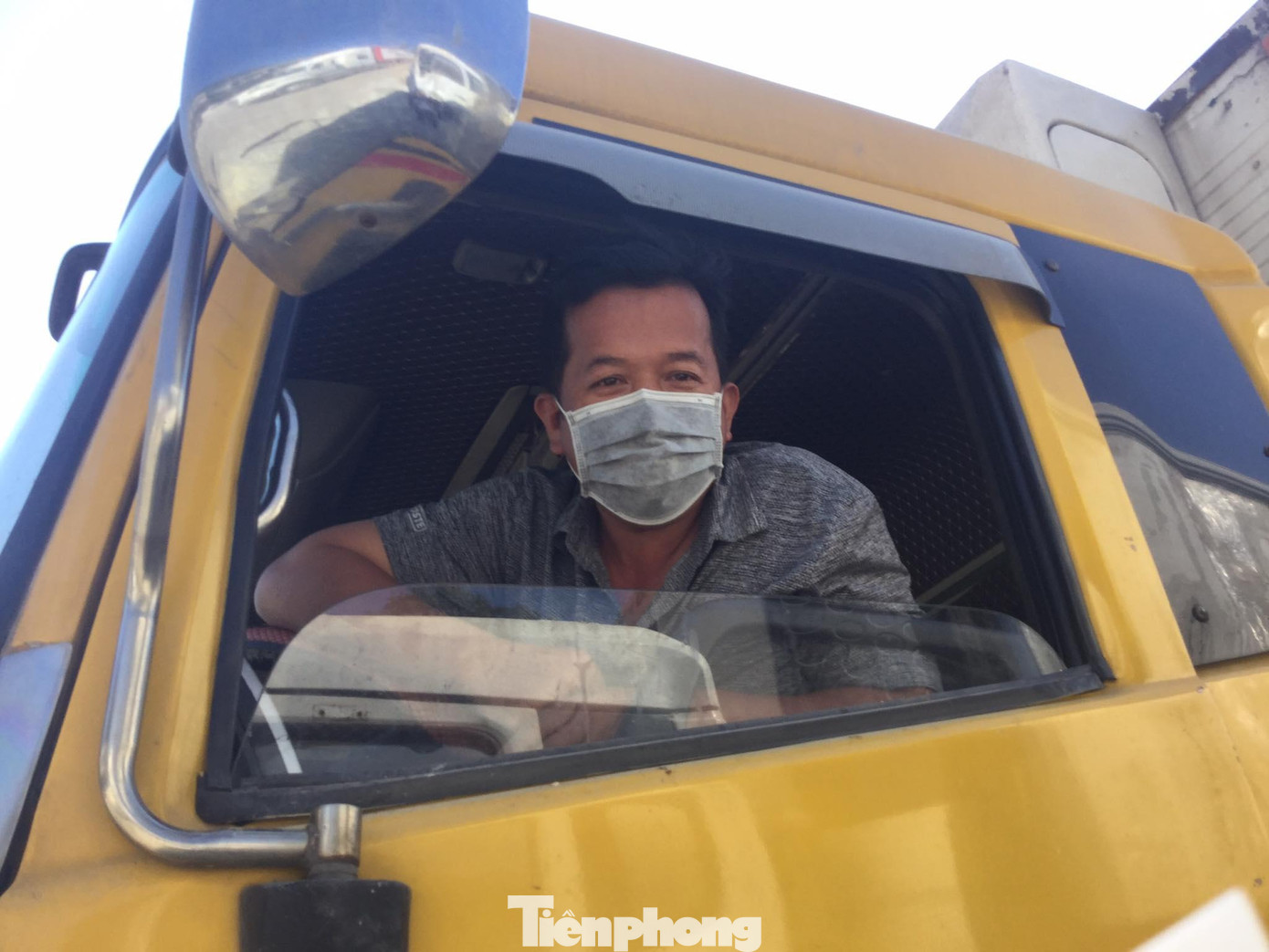 Anh Lưu Vũ Phong (42 tuổi, quê Vĩnh Long) cho biết, anh đã ở Tân Thanh hơn 10 ngày và hàng đêm phải ngủ ở cabin trông coi phương tiện, hàng hóa -Ảnh: Duy Chiến Anh Lưu Vũ Phong (42 tuổi, quê Vĩnh Long) cho biết, anh đã ở Tân Thanh hơn 10 ngày và hàng đêm phải ngủ ở cabin trông coi phương tiện, hàng hóa -Ảnh: Duy Chiến