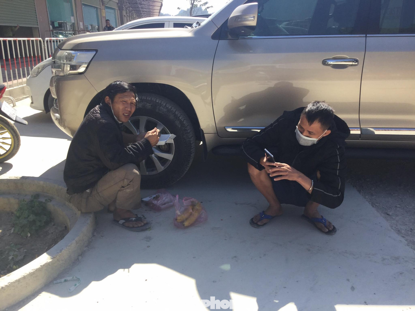 Một số anh em lợi dụng bóng râm tránh nắng để ăn cơm, húp mì tôm - Ảnh: Duy Chiến Một số anh em lợi dụng bóng râm tránh nắng để ăn cơm, húp mì tôm - Ảnh: Duy Chiến