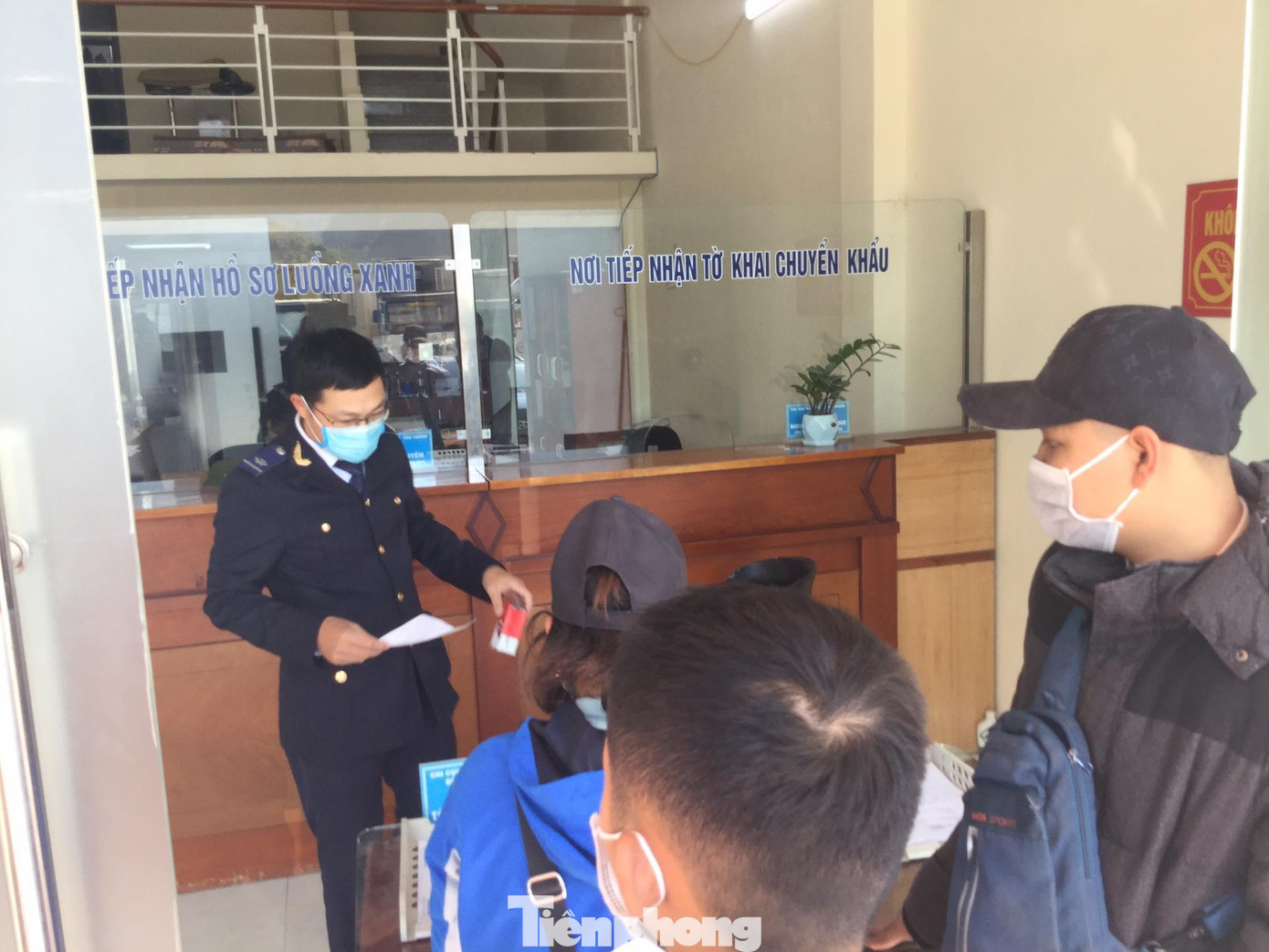 Lái xe mong ngóng xe hàng mình được thông quan sớm - Ảnh: Duy Chiến Lái xe mong ngóng xe hàng mình được thông quan sớm - Ảnh: Duy Chiến