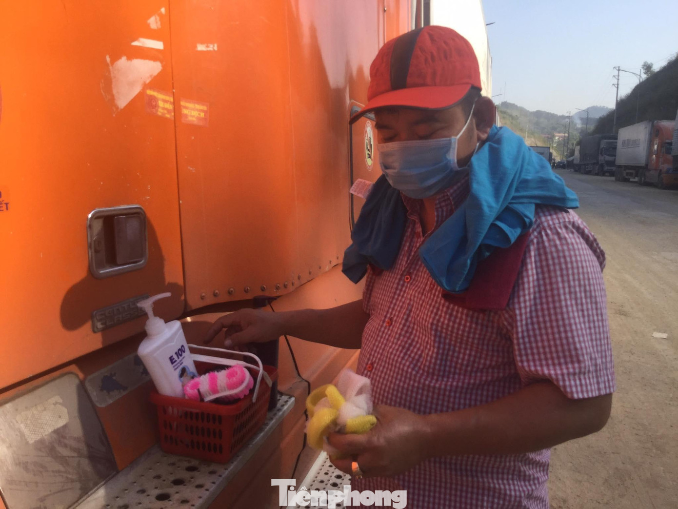 Việc tắm giặt, vệ sinh cá nhân tại chỗ của cánh lái xe - Ảnh: Duy Chiến Việc tắm giặt, vệ sinh cá nhân tại chỗ của cánh lái xe - Ảnh: Duy Chiến