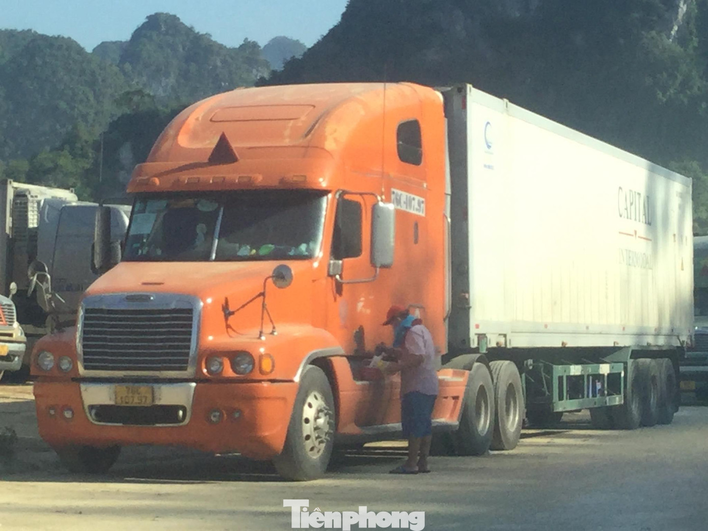 Nhiều lái xe không rời xe ô tô, sợ phương tiện, hàng hóa bị trộm thăm viếng -Ảnh: Duy Chiến Nhiều lái xe không rời xe ô tô, sợ phương tiện, hàng hóa bị trộm thăm viếng -Ảnh: Duy Chiến