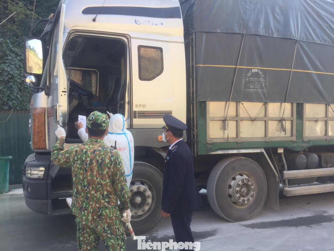 Trước khi xuất cảnh lái xe hàng qua Trung Quốc, các tài xế phải thực hiện nghiêm các quy định về phòng, chống dịch COVID-19 -Ảnh: Duy Chiến Trước khi xuất cảnh lái xe hàng qua Trung Quốc, các tài xế phải thực hiện nghiêm các quy định về phòng, chống dịch COVID-19 -Ảnh: Duy Chiến