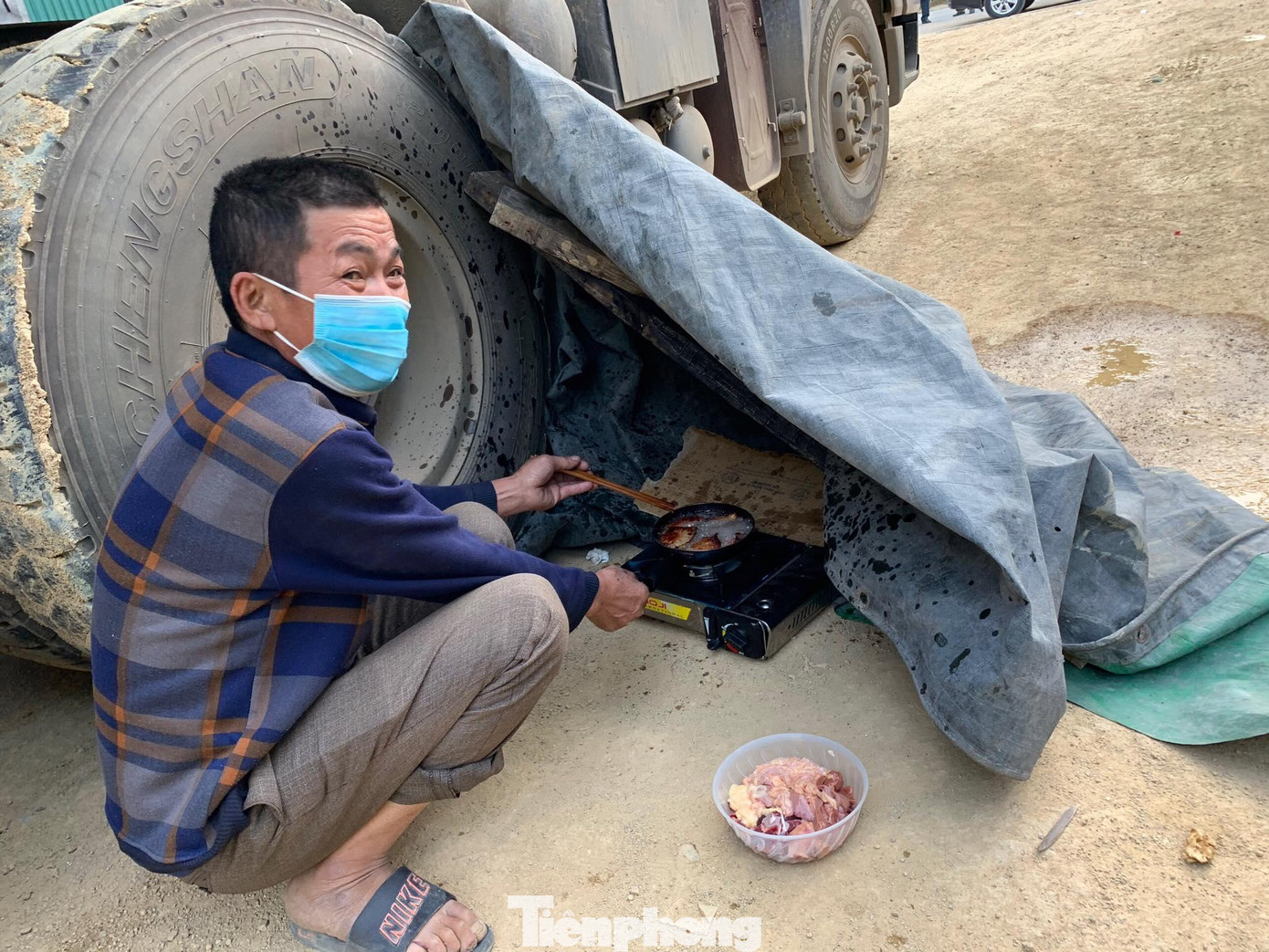 Việc nấu nướng ngay gầm xe ô tô rất nguy hiểm -Ảnh: PV Việc nấu nướng ngay gầm xe ô tô rất nguy hiểm -Ảnh: PV