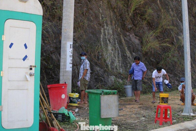 Lái xe đường dài sinh hoạt, tắm giặt ngay tại khu vực cửa khẩu Tân Thanh - Ảnh: Duy Chiến Lái xe đường dài sinh hoạt, tắm giặt ngay tại khu vực cửa khẩu Tân Thanh - Ảnh: Duy Chiến