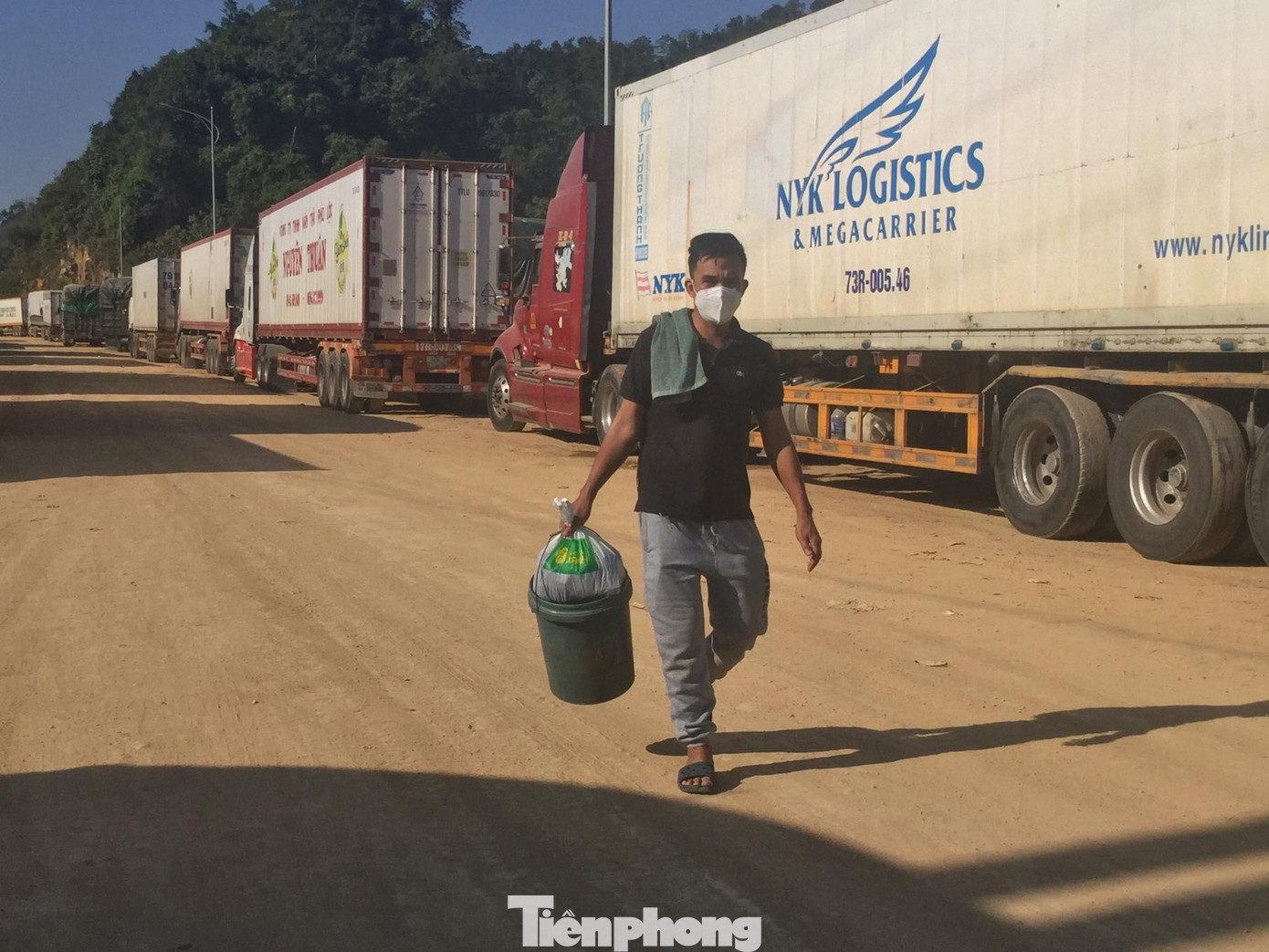 Lái xe Lê Minh Tuấn (42 tuổi, quê Bình Thuận), hàng ngày xách xô đi mua nước về tắm, rất tằn tiện - Ảnh: Duy Chiến Lái xe Lê Minh Tuấn (42 tuổi, quê Bình Thuận), hàng ngày xách xô đi mua nước về tắm, rất tằn tiện - Ảnh: Duy Chiến