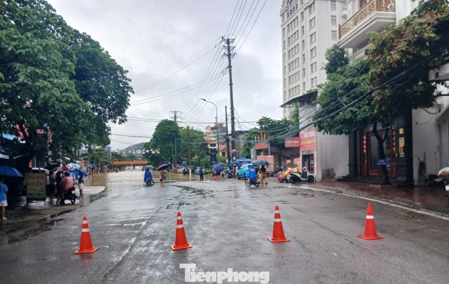 Cảnh báo nguy hiểm khi nước dâng cao ở các tuyến đường thành phố Lạng Sơn. Cảnh báo nguy hiểm khi nước dâng cao ở các tuyến đường thành phố Lạng Sơn.