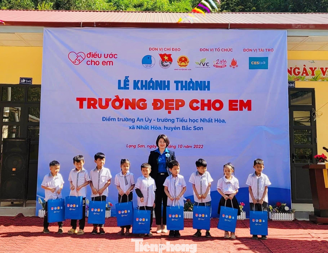 Tặng quà cho các em Trường Tiểu học Nhất Hòa, huyện Bắc Sơn, tỉnh Lạng Sơn - Ảnh: Duy Chiến Tặng quà cho các em Trường Tiểu học Nhất Hòa, huyện Bắc Sơn, tỉnh Lạng Sơn - Ảnh: Duy Chiến