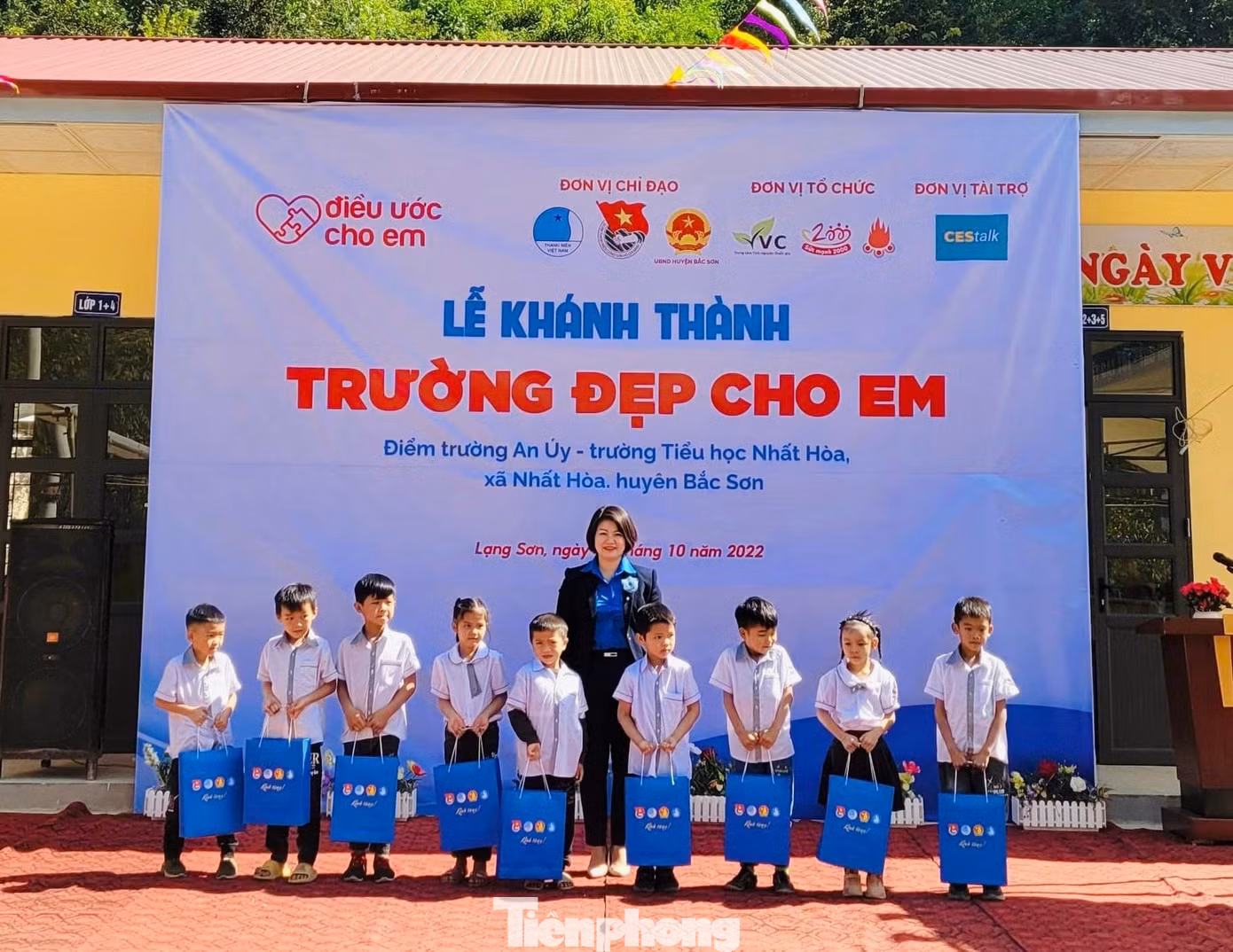 Tặng quà cho các em Trường Tiểu học Nhất Hòa, huyện Bắc Sơn, tỉnh Lạng Sơn - Ảnh: Duy Chiến