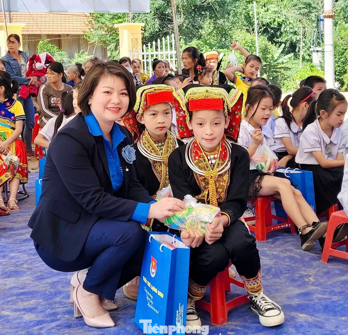 Chị Lê Thùy Dung, Phó Bí thư Tỉnh Đoàn Lạng Sơn tặng quà cho các em học sinh người dân tộc Dao của Trường Tiểu học Nhất Hòa - Ảnh: Duy Chiến Chị Lê Thùy Dung, Phó Bí thư Tỉnh Đoàn Lạng Sơn tặng quà cho các em học sinh người dân tộc Dao của Trường Tiểu học Nhất Hòa - Ảnh: Duy Chiến