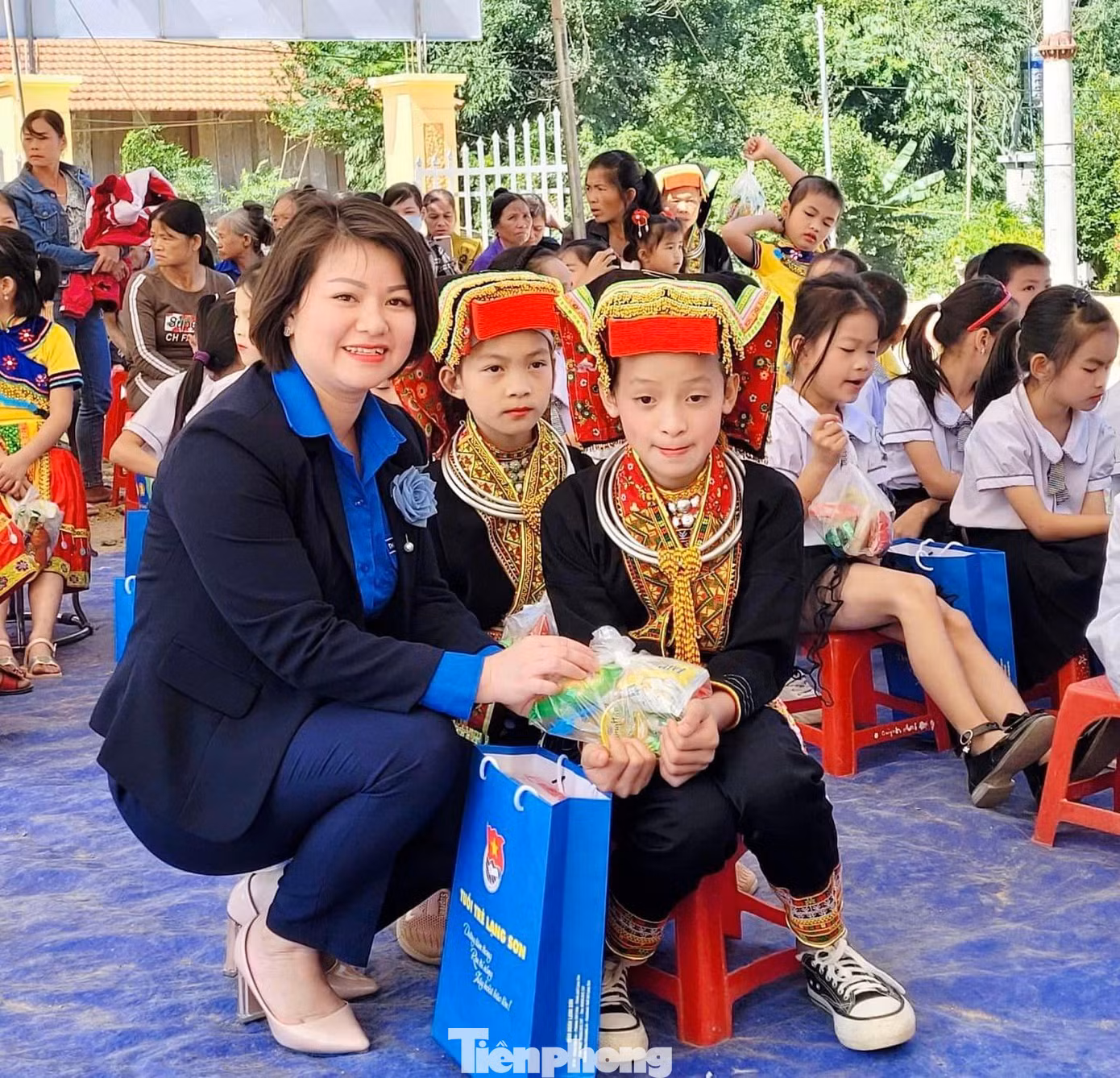 Chị Lê Thùy Dung, Phó Bí thư Tỉnh Đoàn Lạng Sơn tặng quà cho các em học sinh người dân tộc Dao của Trường Tiểu học Nhất Hòa - Ảnh: Duy Chiến