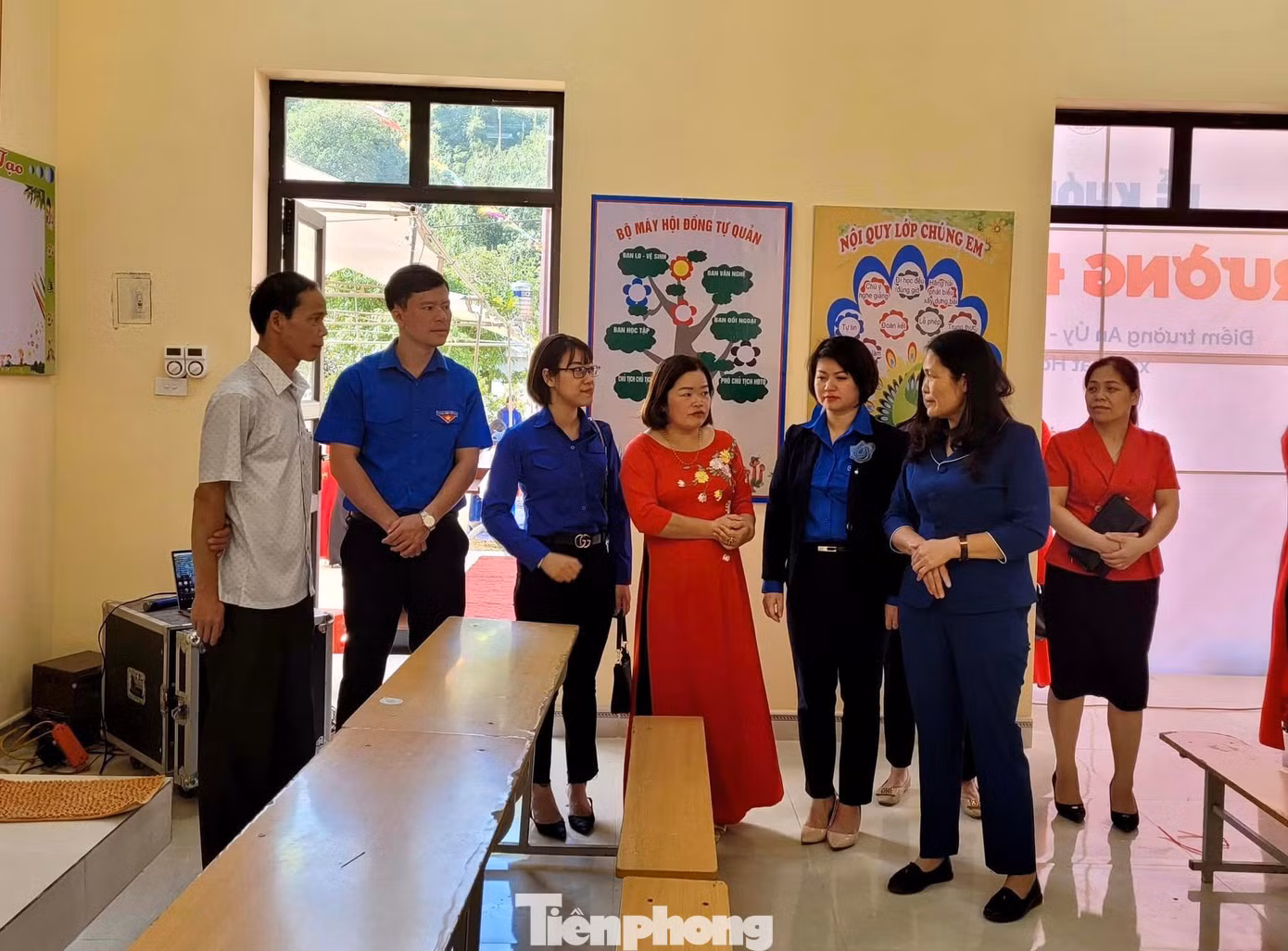 Lãnh đạo Tỉnh Đoàn, ban ngành chuyên môn và huyện Bắc Sơn trao đổi việc sử dụng ngôi trường hiệu quả, thiết thực - Ảnh: Duy Chiến