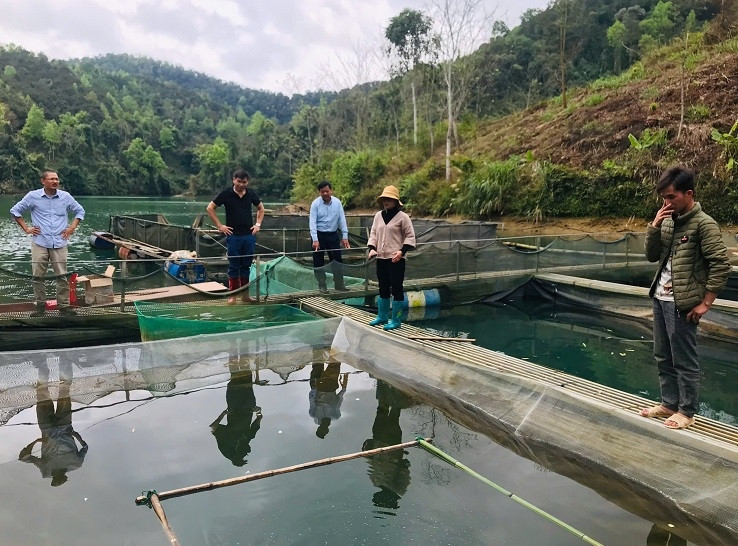 Cán bộ chuyên môn ở Lạng Sơn hướng dẫn người dân nuôi cá lồng mang lại năng suất, chất lượng cao. Cán bộ chuyên môn ở Lạng Sơn hướng dẫn người dân nuôi cá lồng mang lại năng suất, chất lượng cao.